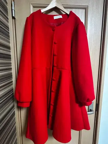 빨간색 버튼 달린 플레어 코트