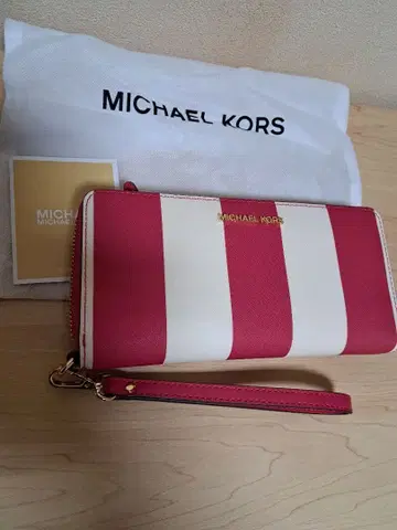 마이클코어스 스트라이프 콘티넨탈 지갑 라지