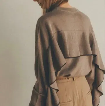 CLANE 브라운 백 플레어 슬리브 니트