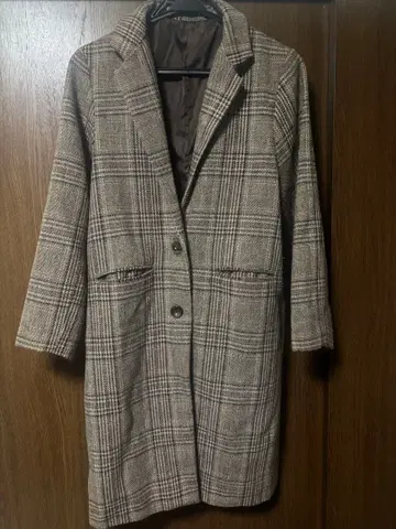 브라운 계열 체크 롱 코트