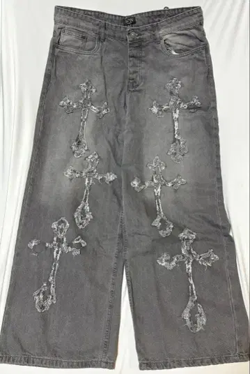 boohooMAN 십자가 자수 그레이 데님 팬츠