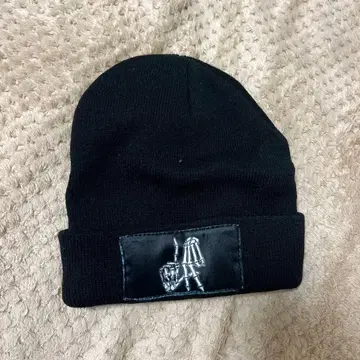 블랙 니트 모자 로고 포함