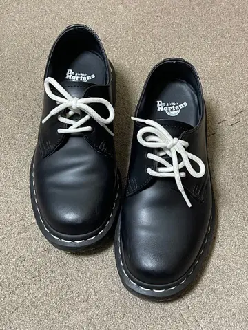 Dr. Martens 1461 화이트 스티치 3 홀 신발