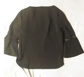 [ ANAYI ] 블랙 플레어 슬리브 자수 블라우스