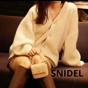 SNIDEL 비쥬 버튼 가디건 화이트