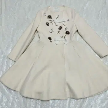 Chesty 비쥬 리본 아이보리 플레어 드레스 스코트 꽃무늬 자수