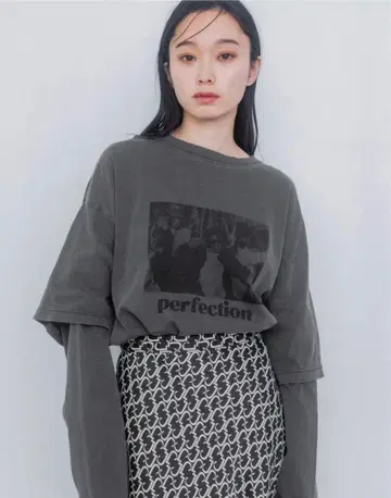 지나시스 레이어드 그래픽 프린트 롱 TEE