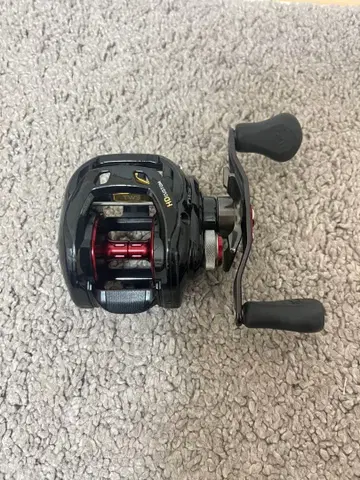 다이와 TATULA HD 커스텀 베이트 낚시릴 블랙/레드