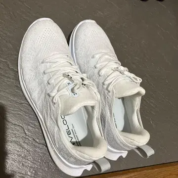 언더아머 러닝화 벨로시티 3 화이트 스니커즈 신발