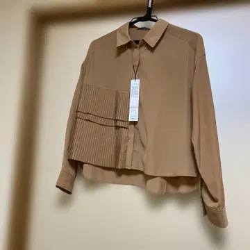 루니 플리츠 블라우스 미사용 새상품