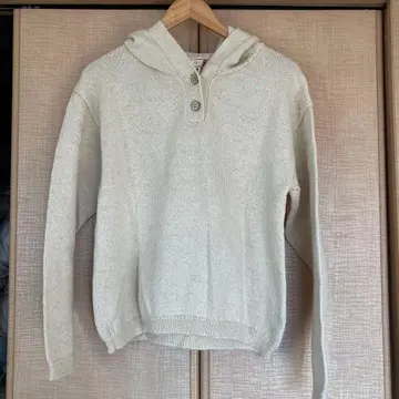 [ 하자품 ] 애플 하우스 후드 부착 크림색 니트 스웨터