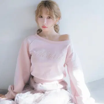 미스트레스 logo emb off shoulder sweatshirt