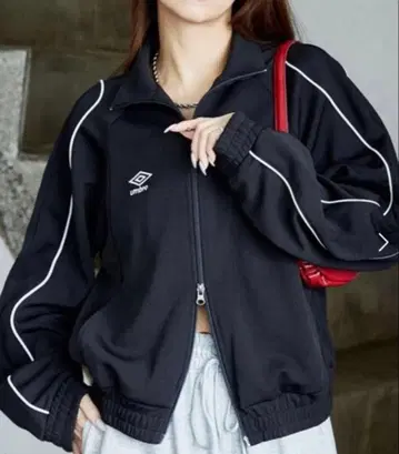 UMBRO 파이핑 저지 트랙 자켓 한정판 전개