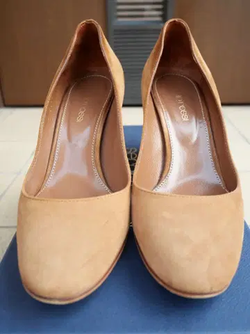 베이지 스웨이드 와이드 힐 펌프스