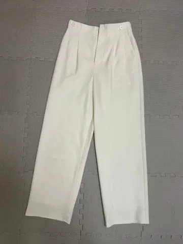 화이트 와이드 팬츠 플레인 프론트