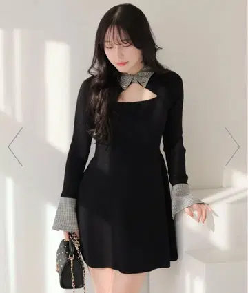 립 서비스 데콜테 오픈 플레어 니트 원피스 블랙