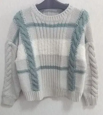 KBF 스웨터 케이블 라인 체크 니트 스웨터