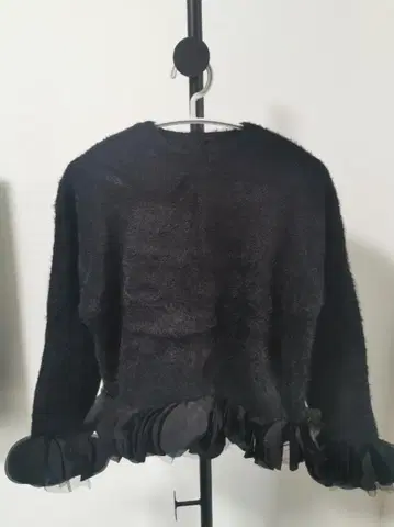 프릴 달린 블랙 퍼 느낌 니트 긴팔