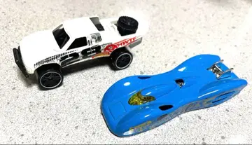 화이트 트랙과 블루 스포츠카 세트