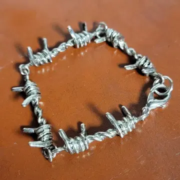빈티지 스파이크 팔찌 실버 계열 트위스트 디자인