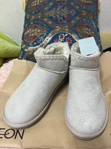 아이보리 퍼 달린 어그 부츠