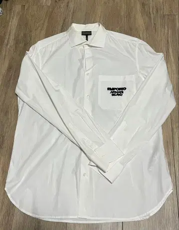 EMPORIO ARMANI 화이트 긴팔 셔츠 포켓 로고 포함