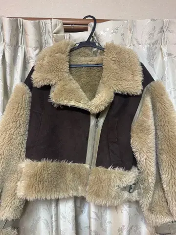 MURUA 무루아 보아 슬리브 페이크 무스탕 숏 기장