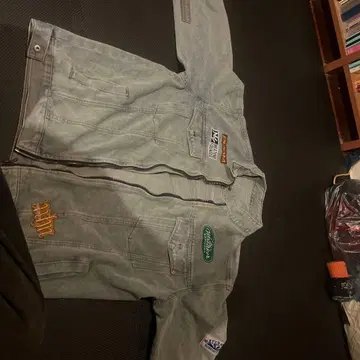 그레이 데님 자켓 자수 로고 포함