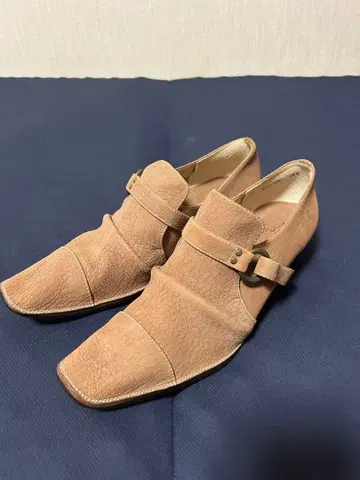 베이지 가죽 스트랩 하이힐 펌프스