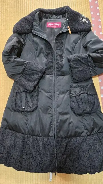 블랙 다운 자켓 레이스 장식 포함