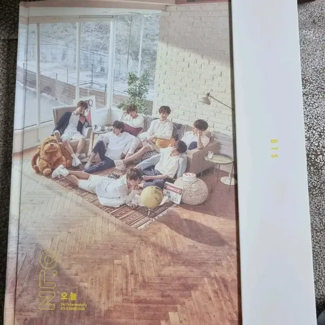 BTS 방탄 오늘 전시회 사진도록 판매합니다. (인화사진포함)