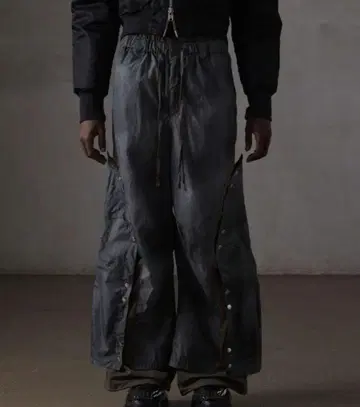 GRANCY 버튼 레이어드 디자인 나일론 팬츠