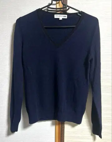 유니클로 이네스 V넥 캐시미어 100% 스웨터 니트 네이비