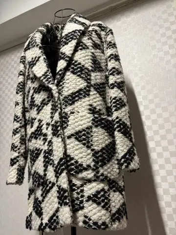 [새상품급] MAISON SCOTCH 모노톤 모던 패턴 코트 양모
