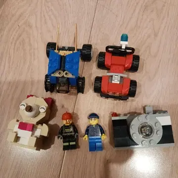 LEGO 곰과 차량과 카메라와 미니 피규어 2개