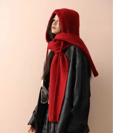 빨간색 후드 부착 니트 머플러