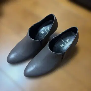 와코루 브라운 힐 펌프스