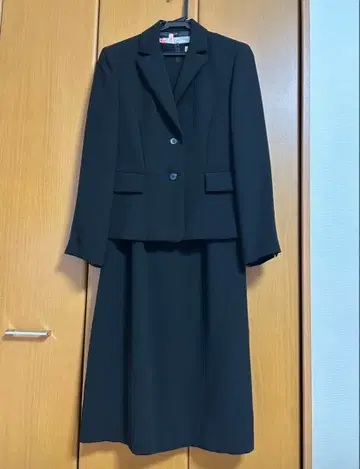 클리닝 완료 도쿄 소와르 블랙스 자켓과 스커트 세트