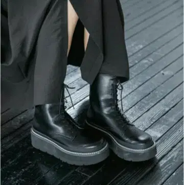 지나시스 레이스업 통굽 부츠