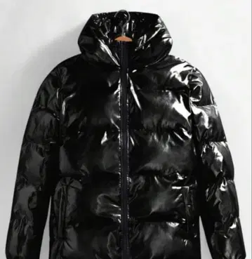 광택 블랙 후드 부착 다운 자켓