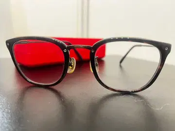 검은색 테두리 안경 (도수 없음)