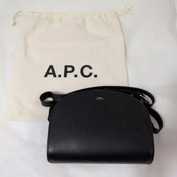 [ 컨디션 최상 ] A.P.C 숄더백 하프문 가죽 블랙