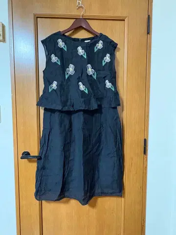 도트 앤 스트라이프 블랙 꽃무늬 자수 슬리브리스 원피스