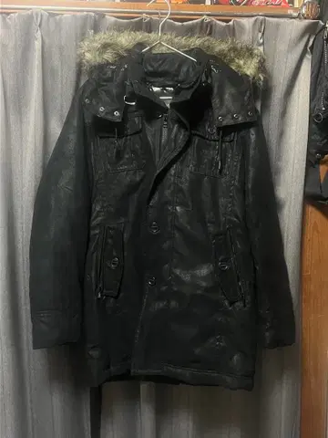 퍼 달린 블랙 다운 자켓