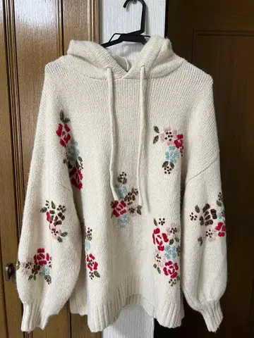 ZARA 꽃무늬 자수 후드 부착 니트 스웨터