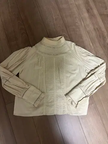 AMERI 크림색 긴팔 하이넥 셔츠