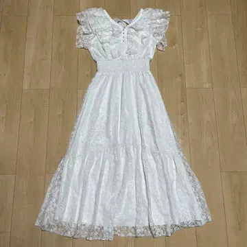 화이트 레이스 프릴 맥시 드레스