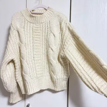 아이보리 케이블 짜임 니트 스웨터 내추럴 꾸뛰르