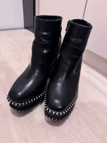 블랙 앵클부츠 화이트 스티치