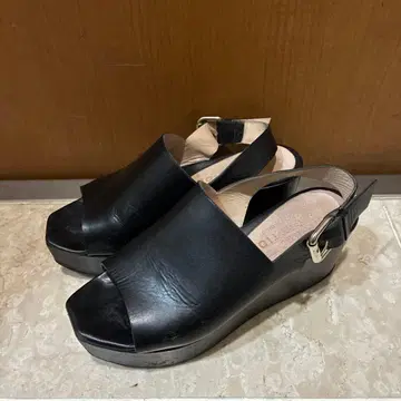 블랙 오픈토 스트랩 샌들